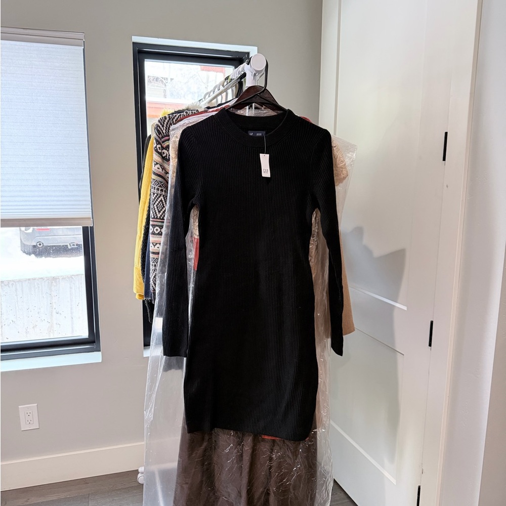 BNWT Long sleeve crew neck black ribbed sweater dress from The Gap, size Medium